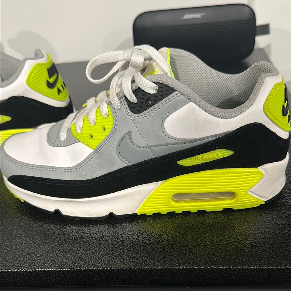 Nike White and Green Sneakers Classic Design